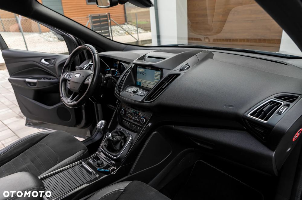 Ford Kuga 1.5 EcoBoost 2x4 ST-Line - 24