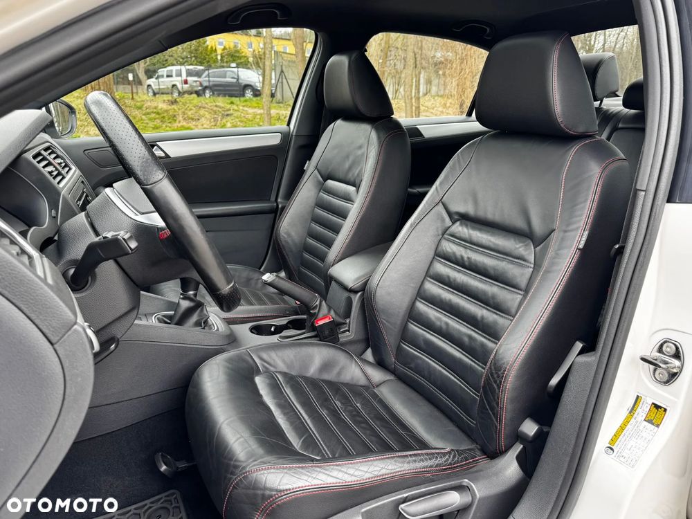 Volkswagen Jetta 2.0 TSI Sportline - 12