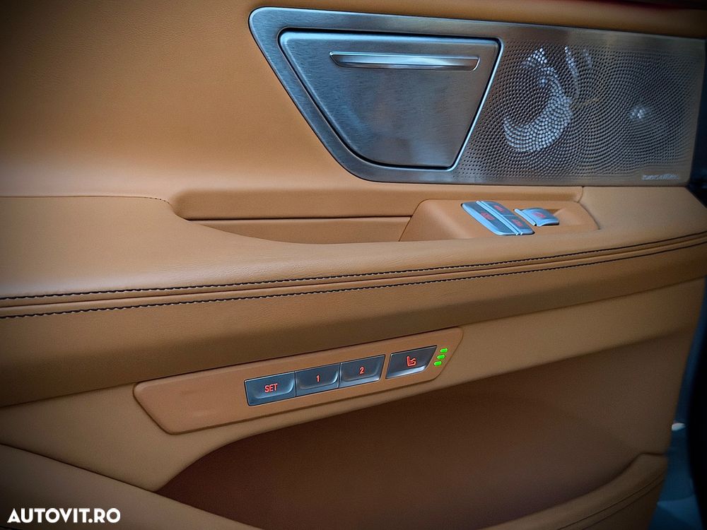 BMW Seria 7 740e iPerformance - 38