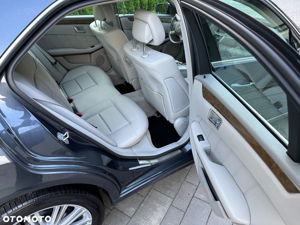 Mercedes-Benz Klasa E 250 T CDI 7G-TRONIC Elegance - 23