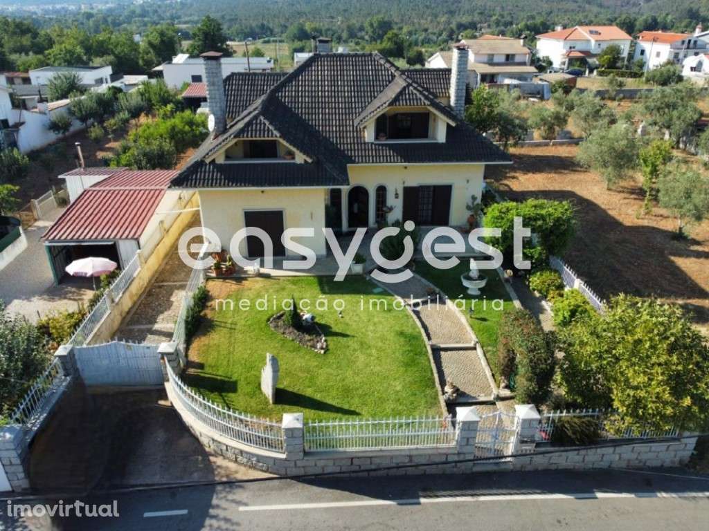 Moradia T7 com anexos inserida em lote terreno com 1024 m2 em Arganil - Grande imagem: 2/40