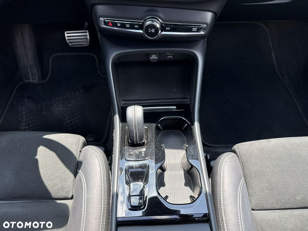Volvo XC 40 T3 R-Design - 25
