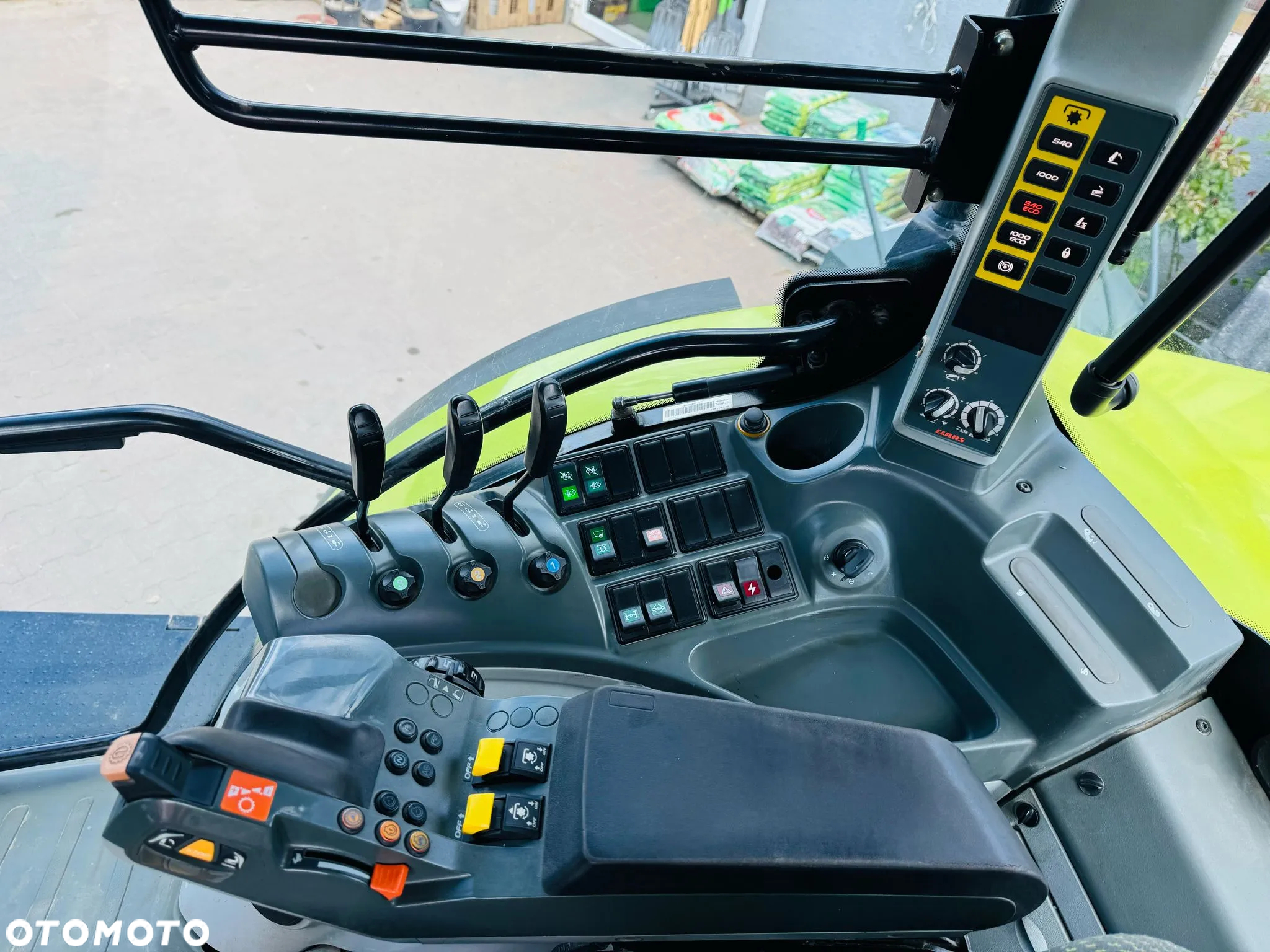 Claas Nexos 210F - 12