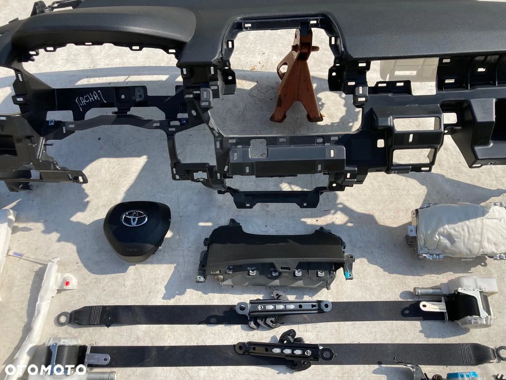 TOYOTA COROLLA CROSS DESKA KONSOLA KOKPIT PULPIT PÓŁKA PARAPET AIRBAG PODUSZKI KURTYNA KURTYNY FOTELA FOTELOWE PASY PAS - 6