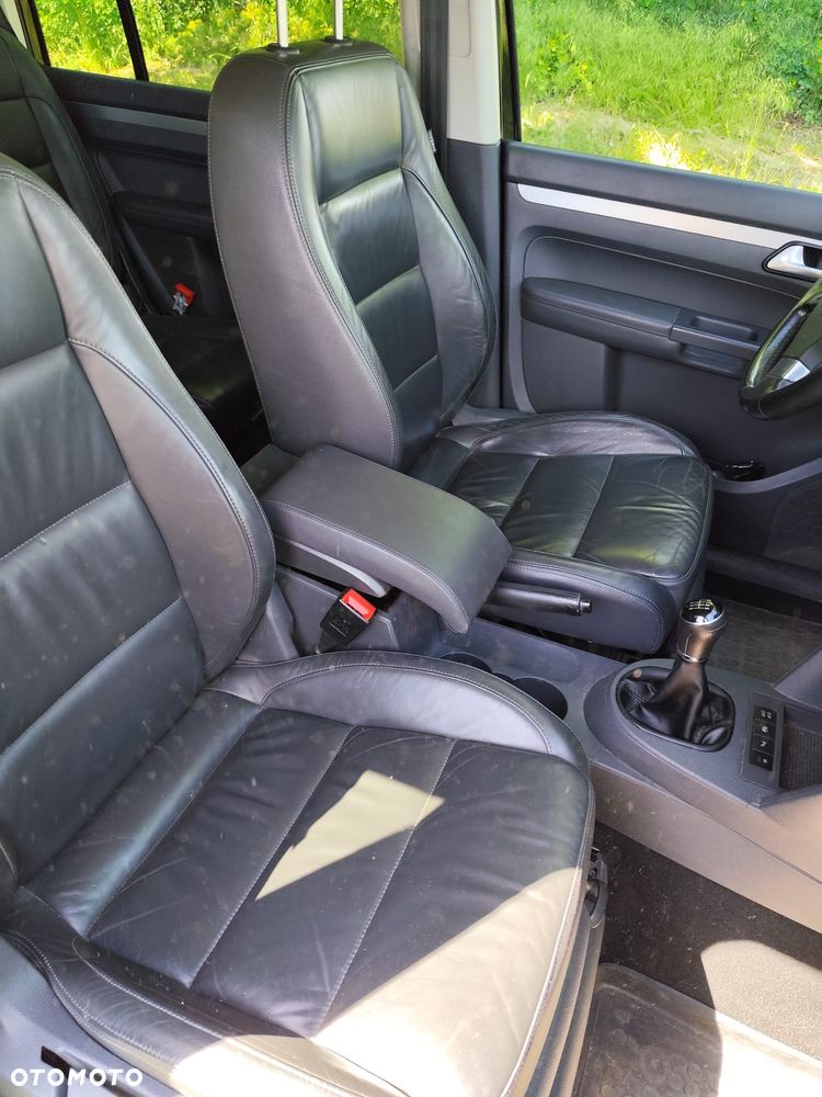 Volkswagen Touran - 12