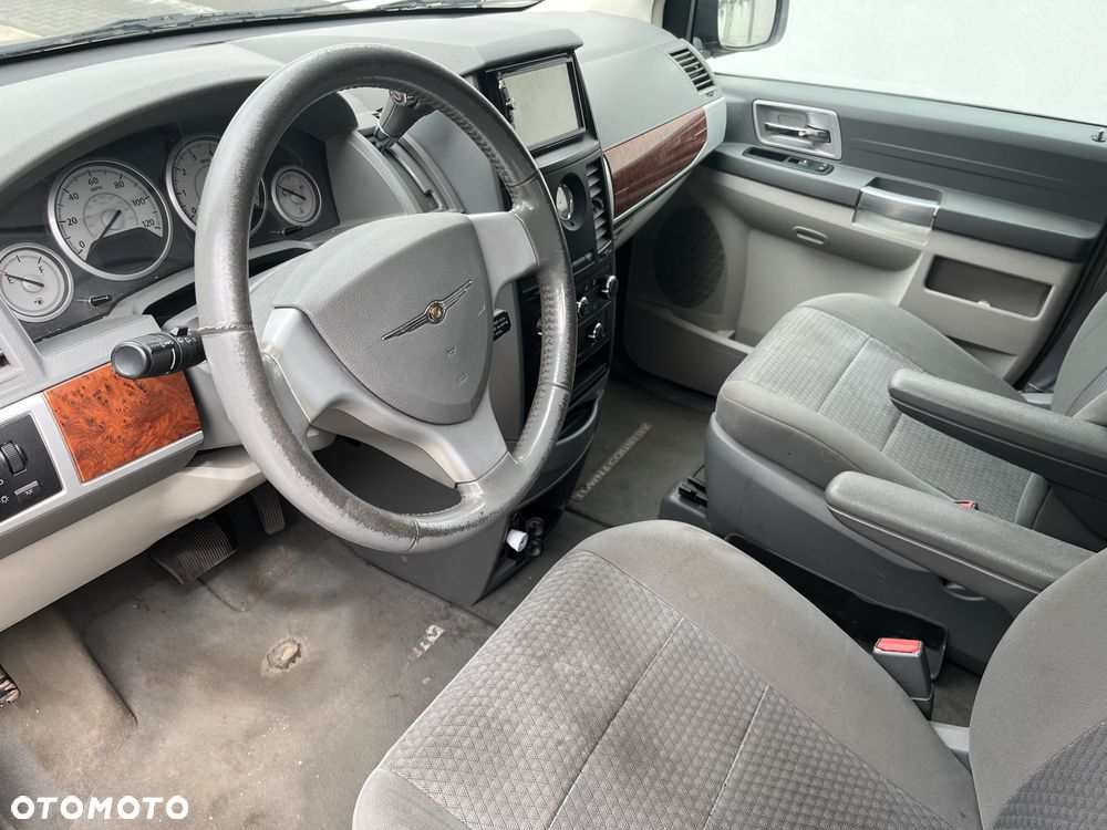 Chrysler Town & Country - 16
