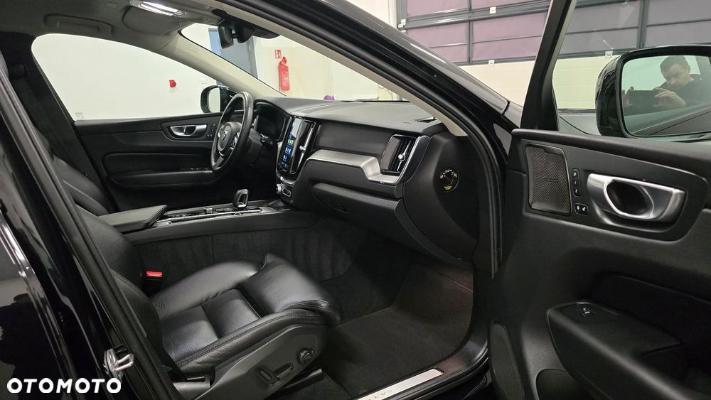 Volvo XC 60 B4 D Plus Dark - 8