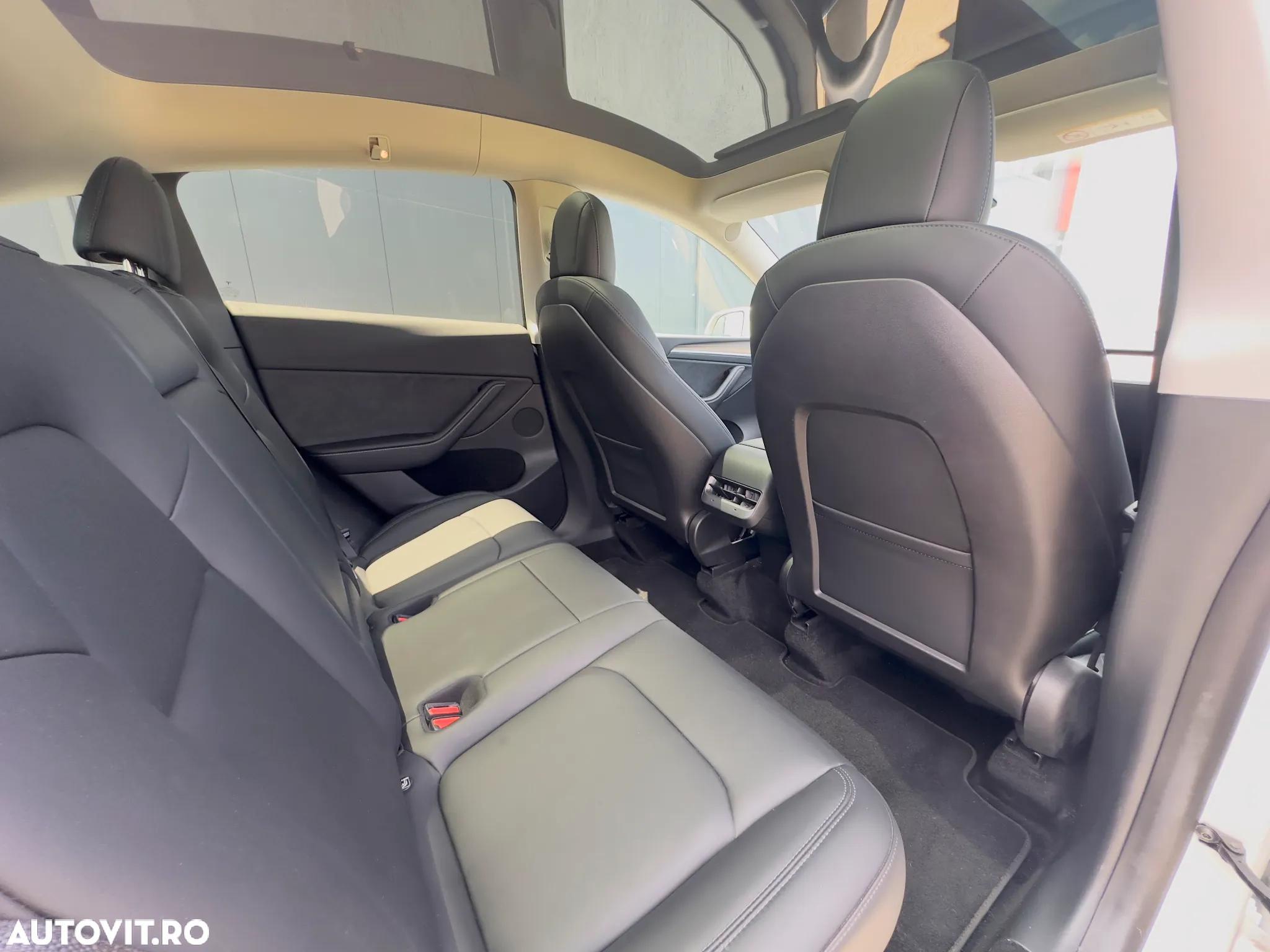 Tesla Model Y Long Range Dual Motor AWD - 36