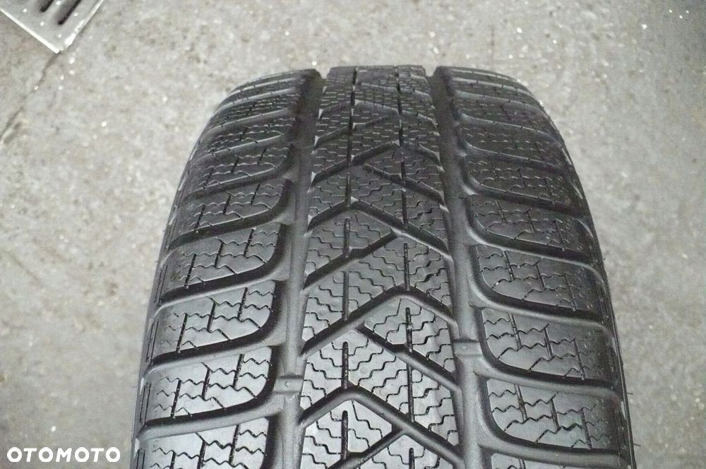 PIRELLI Sottozero 3 RFT 205/40R18 6,9mm 2023 - 1