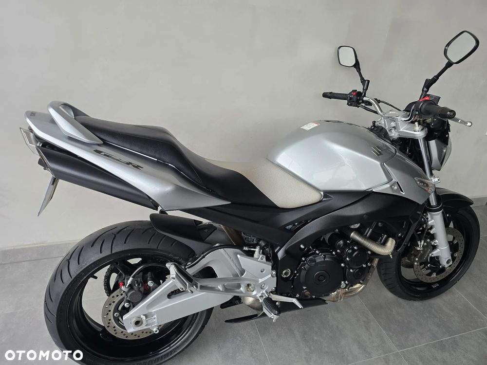 Suzuki GSR - 35