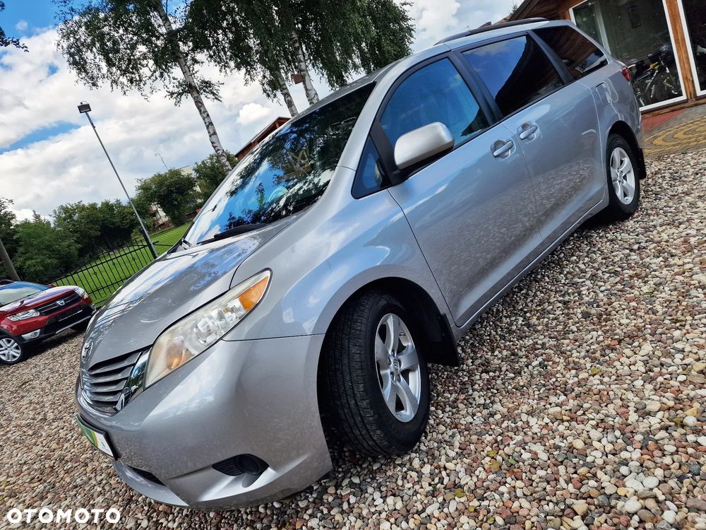 Toyota Sienna - 1