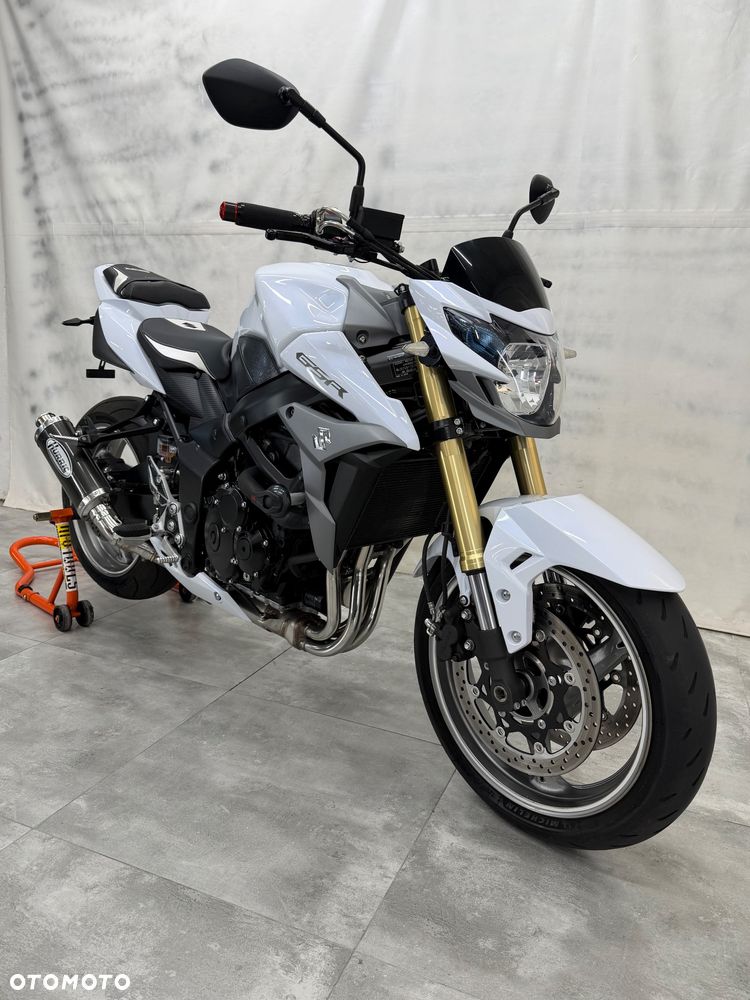 Suzuki GSR - 21