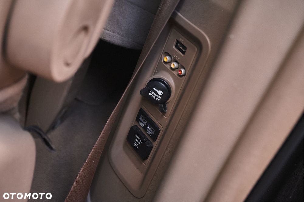 Chrysler Town & Country - 28
