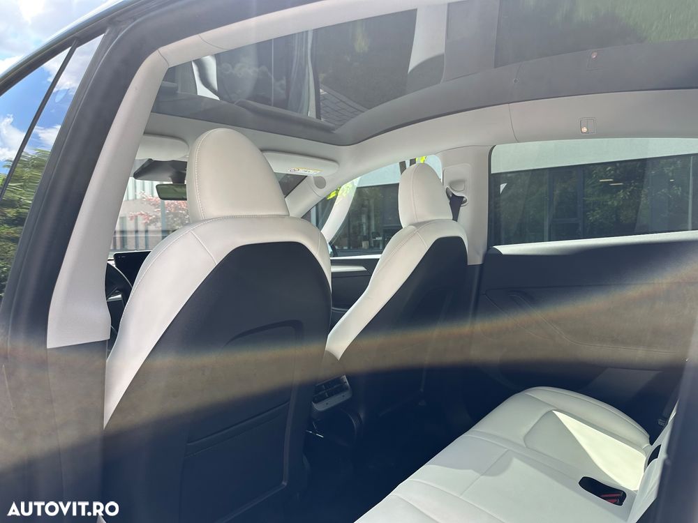 Tesla Model Y - 16