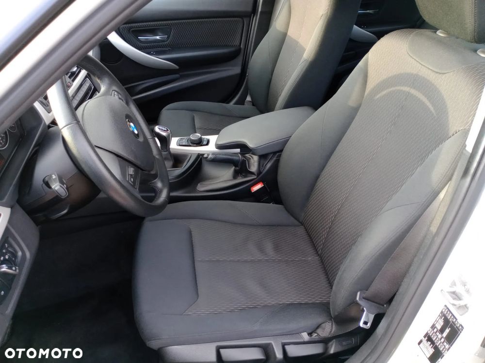 BMW Seria 3 318i - 25