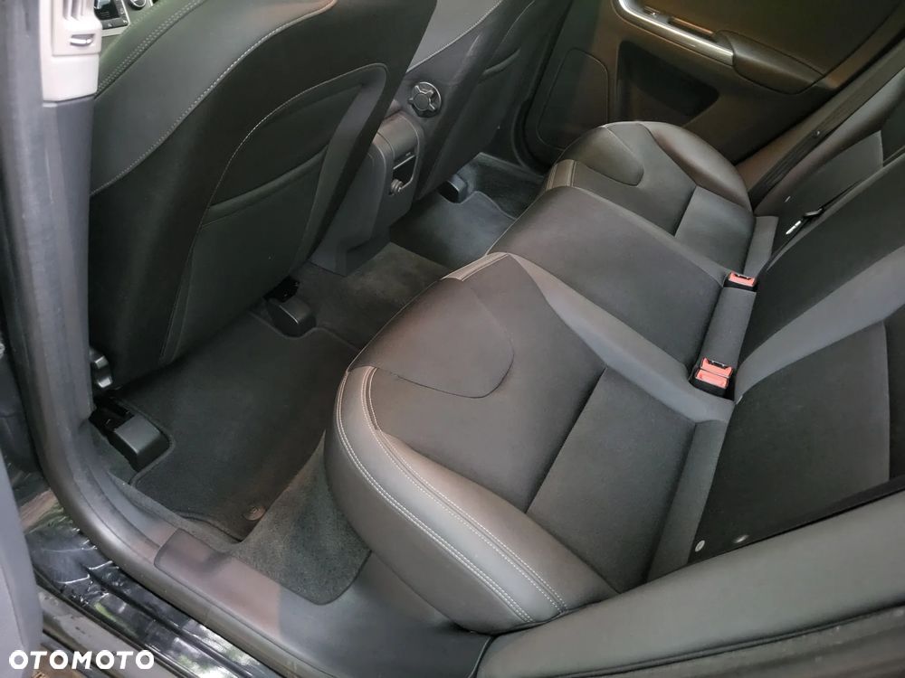 Volvo XC 60 D5 AWD Momentum - 9