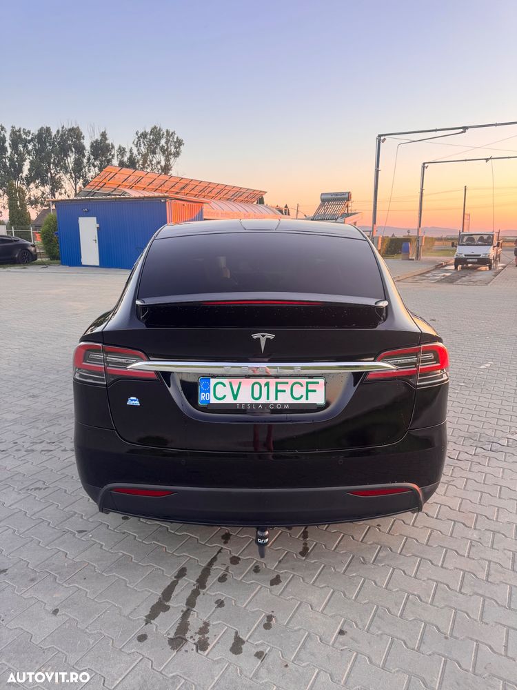 Tesla Model X - 21