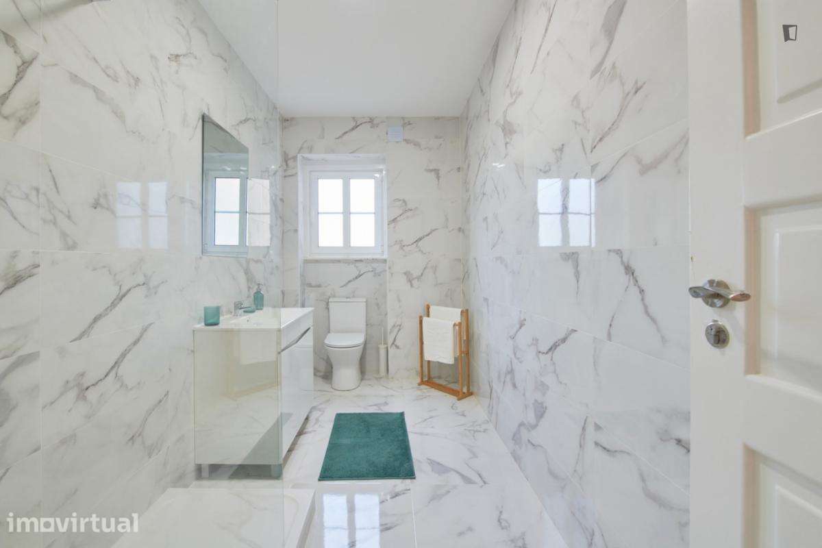 Quarto - localizado em Roma-Areeiro Lisbon - Grande imagem: 4/41