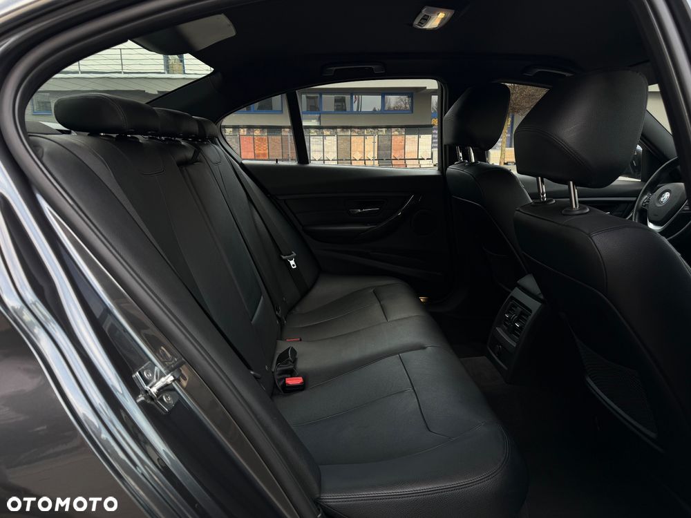 BMW Seria 3 328i Luxury Line - 37