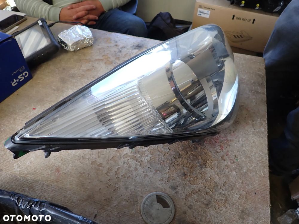KIA VENGA LAMPA PRAWY PRZÓD EUROPA 1P92102G00 - 1