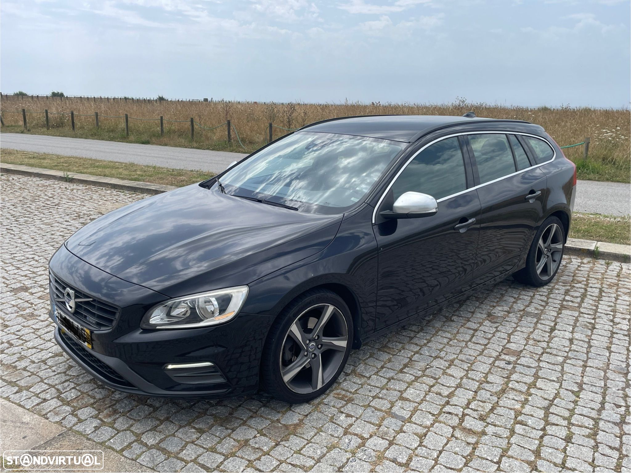 Volvo V60 2.0 D4 R-Design - 1