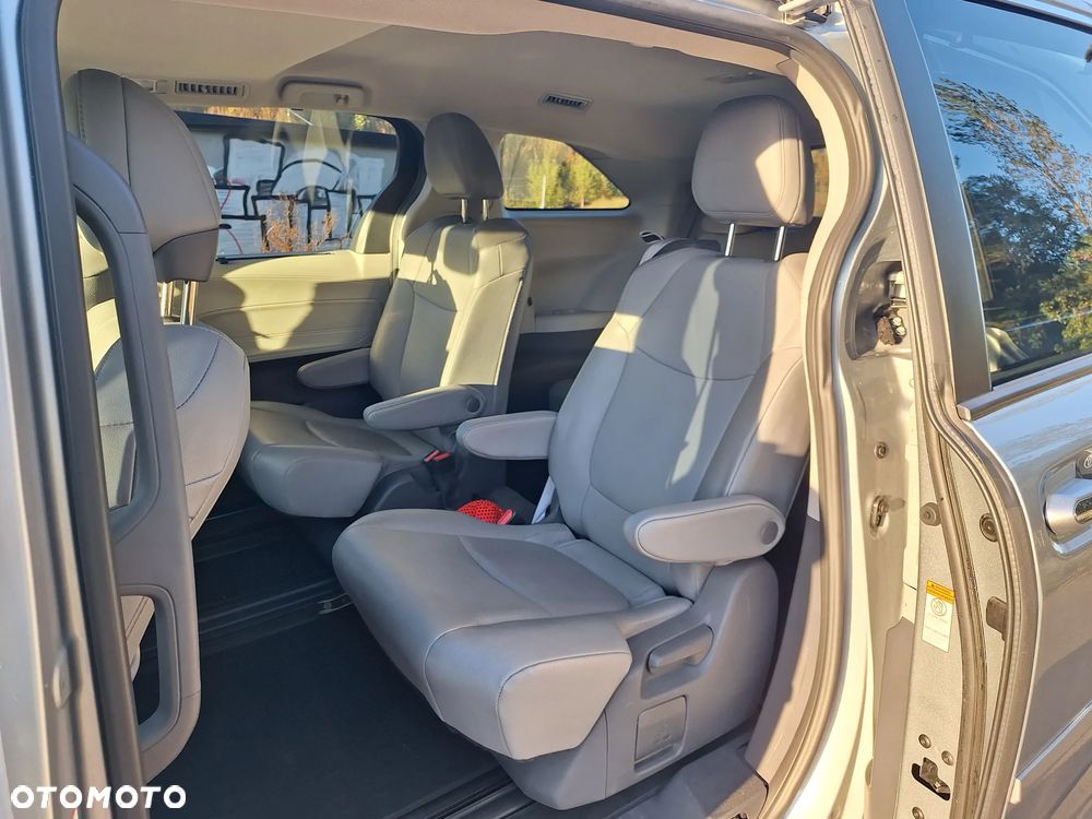 Toyota Sienna - 18