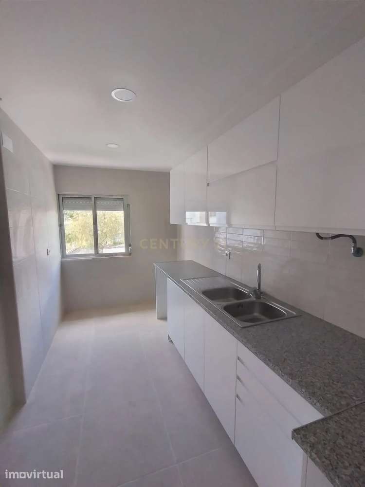 T2 Totalmente Renovado | Santa Iria da Azóia | 265.000 € - Grande imagem: 2/15