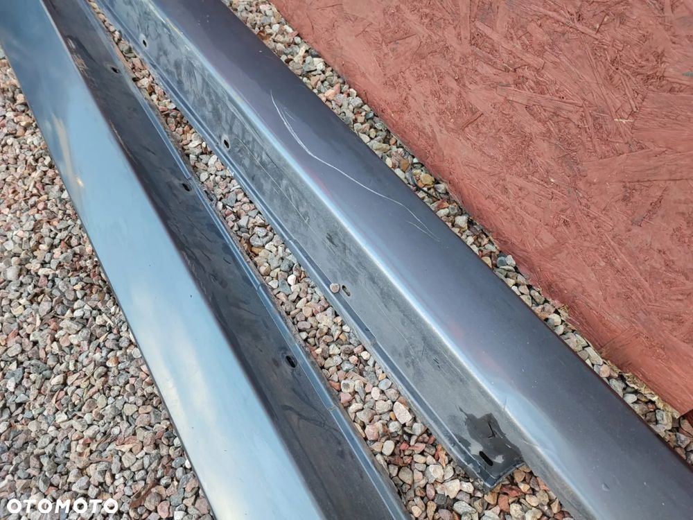 BMW E60 LCI / E61 LCI. ORYGINALNE NAKŁADKI NA PROG LEWA O NR: 7 178 125 / 7 178 126 OEM. W KOLORZE PLATINGRAU METALIC A68/7 - 10