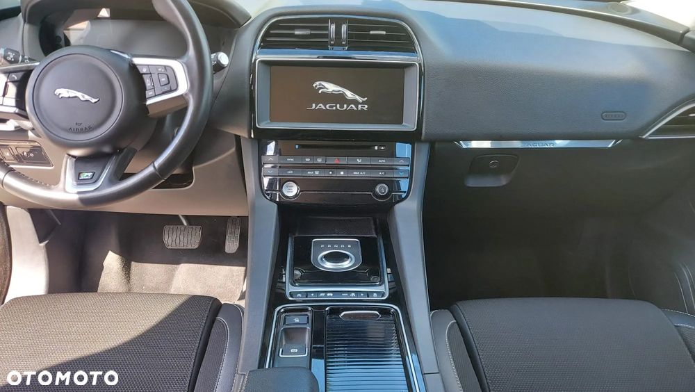Jaguar F-Pace 2.0 i4D AWD R-Sport - 10