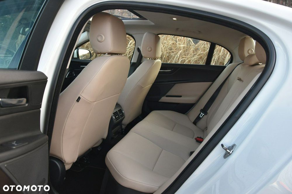 Jaguar XE - 12