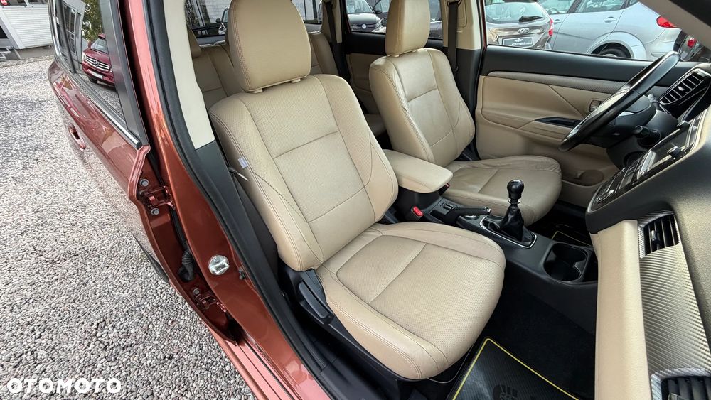 Mitsubishi Outlander 2.2 DI-D 4WD Instyle - 23