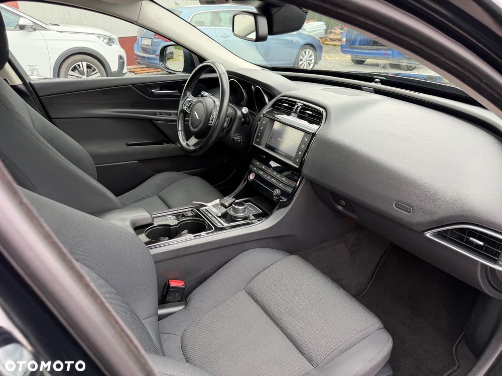 Jaguar XE 20t Prestige - 22