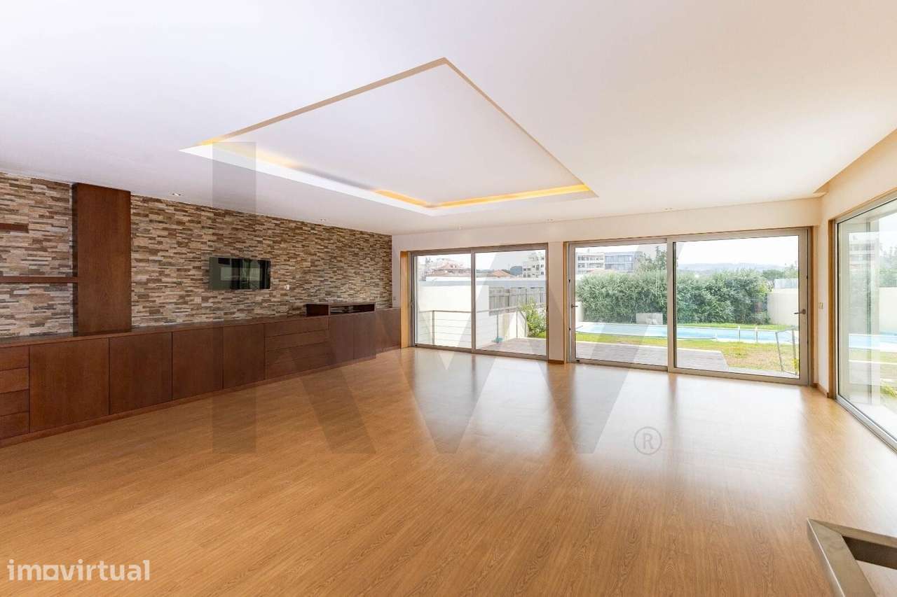 Moradia T3 com 3 suítes, piscina e jardim, em Valadares, Vila Nova de - Grande imagem: 3/34