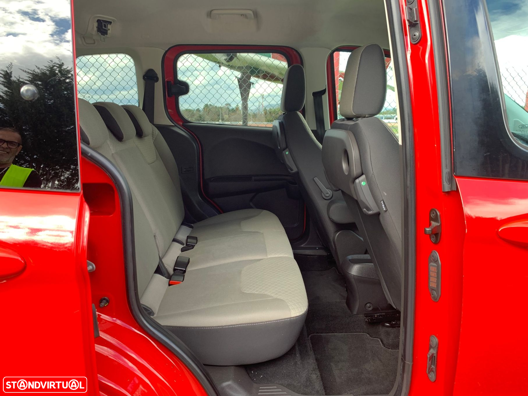 Ford Tourneo Connect 1.0i EcoBoost Titanium - 9