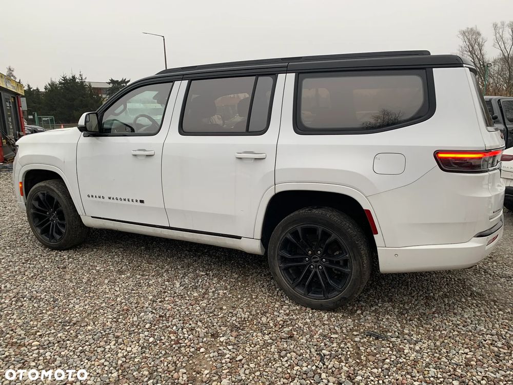 Jeep Grand Wagoneer - 8