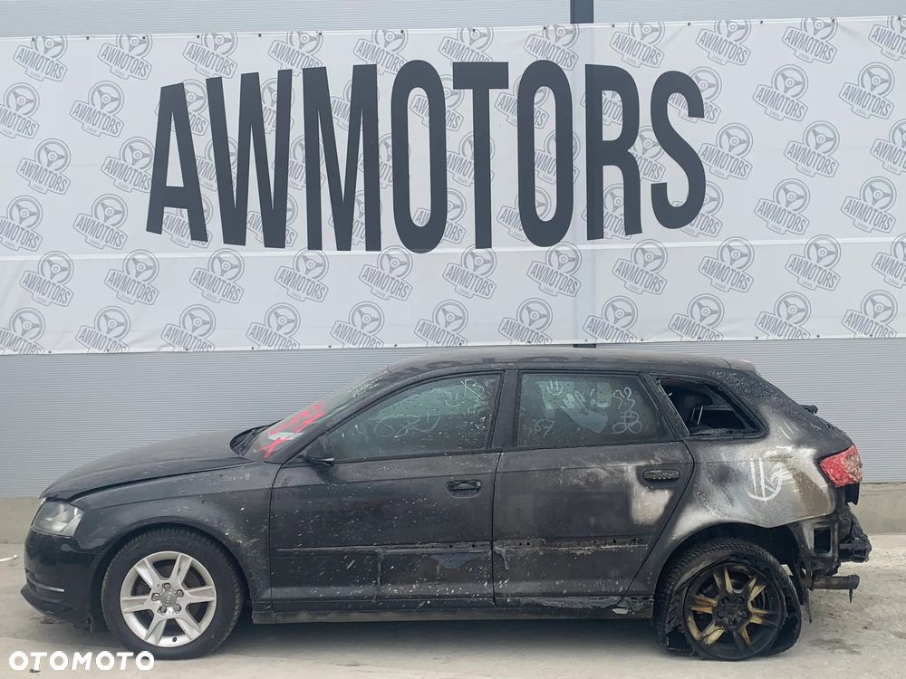 AUDI A3 8P 2011 *SAMOCHÓD NA CZĘŚCI* 4613 A2 / Y9B MASKA, LAMPA, DRZWI, LUSTERKO, ZDERZAK, GRILL, BŁOTNIK, KLAPA, BELKA, DESKA, FOTELE, KANAPA, ĆWIARTKA KIEROWNICA, TARCZE, ZACISKI, ZAWIESZENIE, KOMPLETNY PRZÓD, KOMPLETNY TYŁ, LICZNIK, ZEGARY, PRAWE LEWE PRZÓD TYŁ