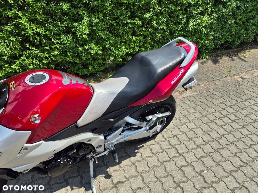 Suzuki GSR - 23