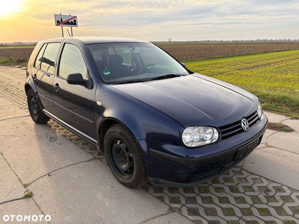 Volkswagen Golf - 1