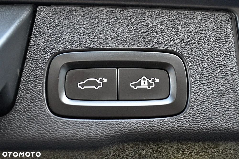 Volvo XC 60 B4 D Plus Dark - 29