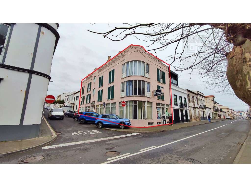 AMPLO EDIFÍCIO para VENDA com ÁREA COMERCIAL, ARMAZÉM e 9 APARTAMEN... - Grande imagem: 2/60