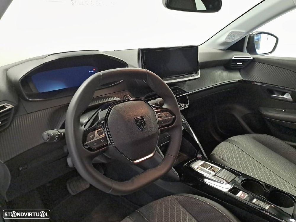 Peugeot 208 - 8