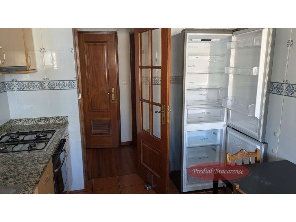 Apartamento T2 semi mobilado, junto ao centro de saúde de Infias. - Grande imagem: 2/16