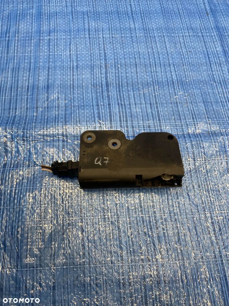 VW TOUAREG Q7 CAYENNE ZAMEK DOCIĄG ELEKTRYCZNY KLAPY BAGAŻNIKA ORYGINAŁ 7L0827511C - 4