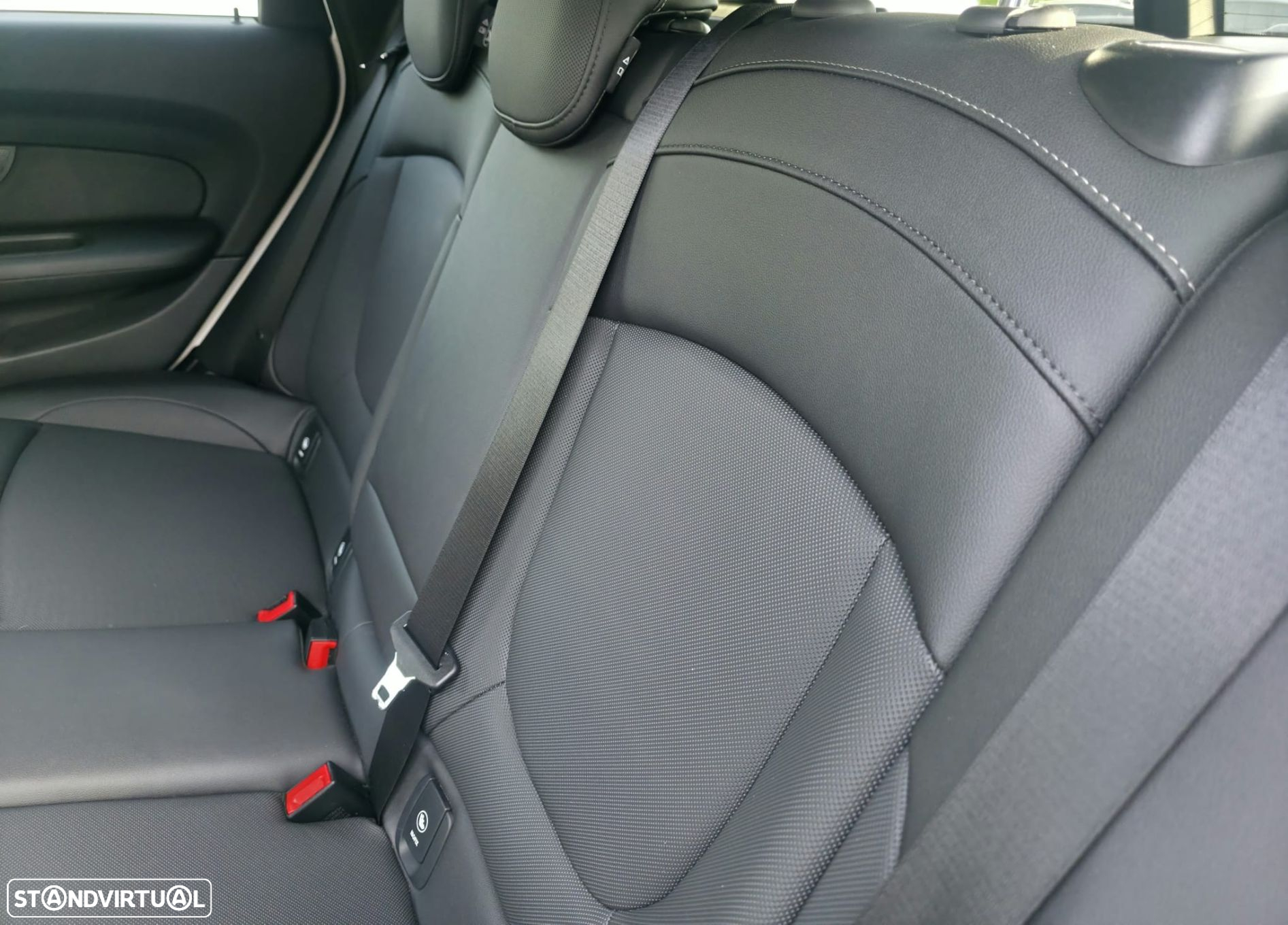 MINI Clubman Cooper D Premium Essential Auto - 35