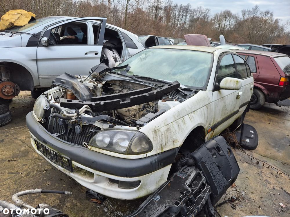 TOYOTA AVENSIS T22 SEDAN 1.6 4A-FE silnik skrzynia napęd sanki belka wahacz wahacze zacisk zaciski zwrotnica piasta kopyto - 1