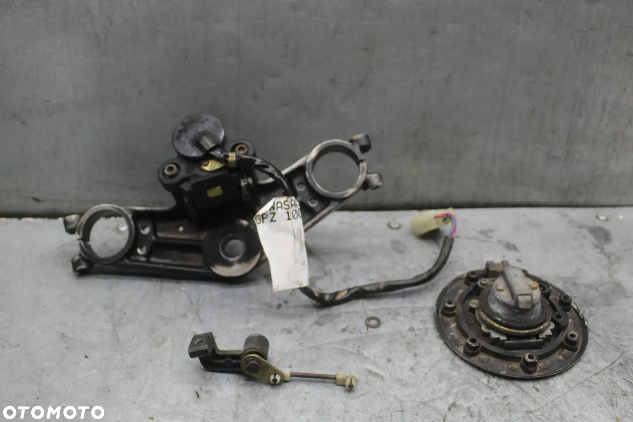 Kawasaki GPZ 1000 RX Stacyjka zamek korek klucz półka górna - 4