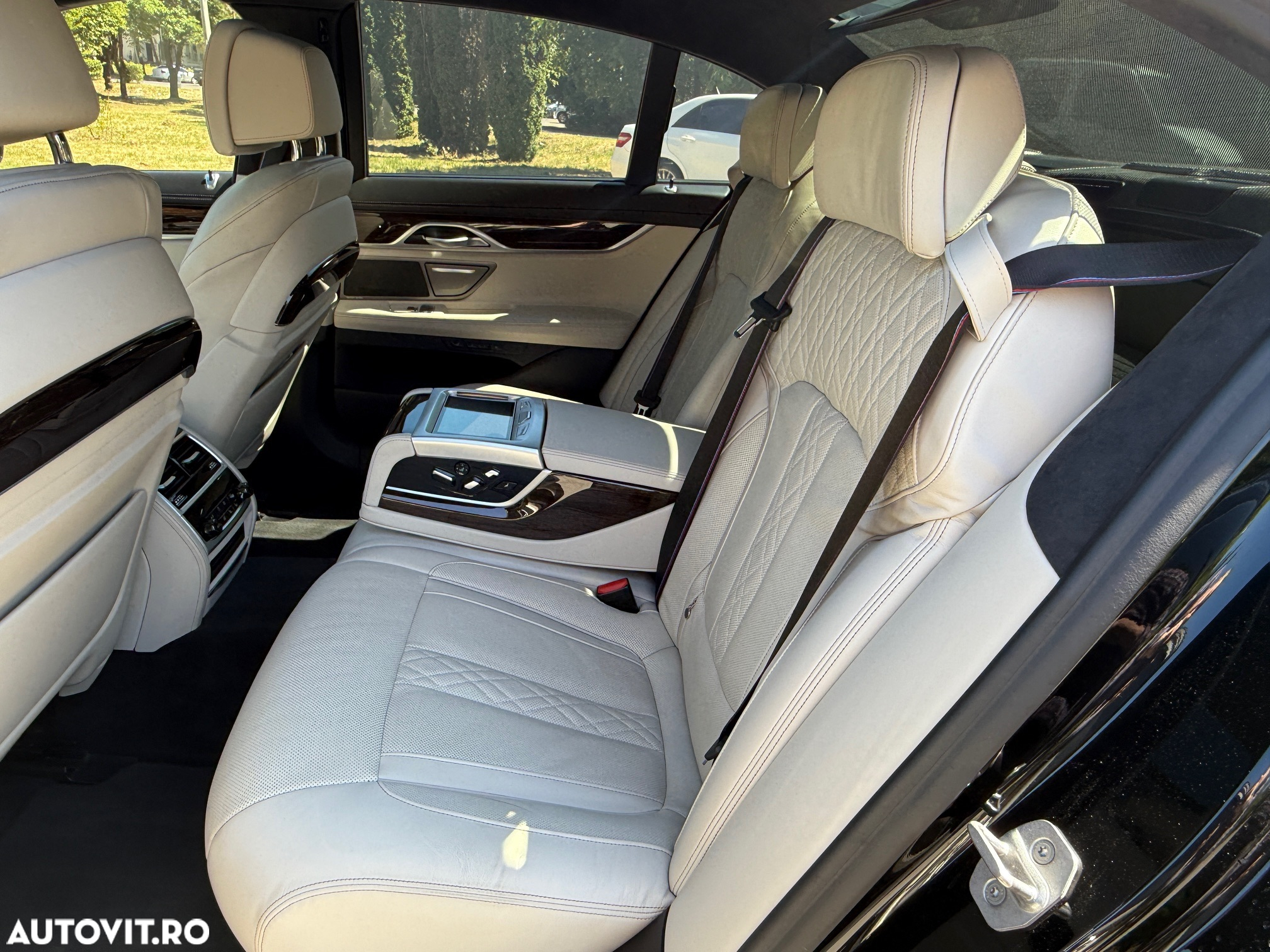 BMW Seria 7 750Li xDrive - 32