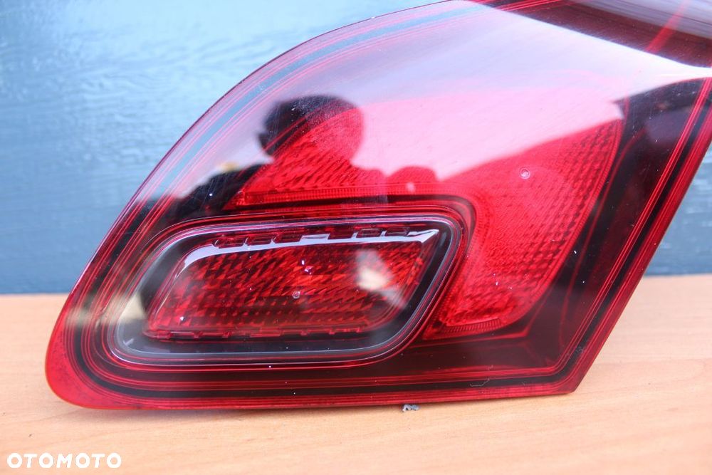 LAMPA PRAWY TYŁ W KLAPĘ OPEL ASTRA J HATCHBACK - 2