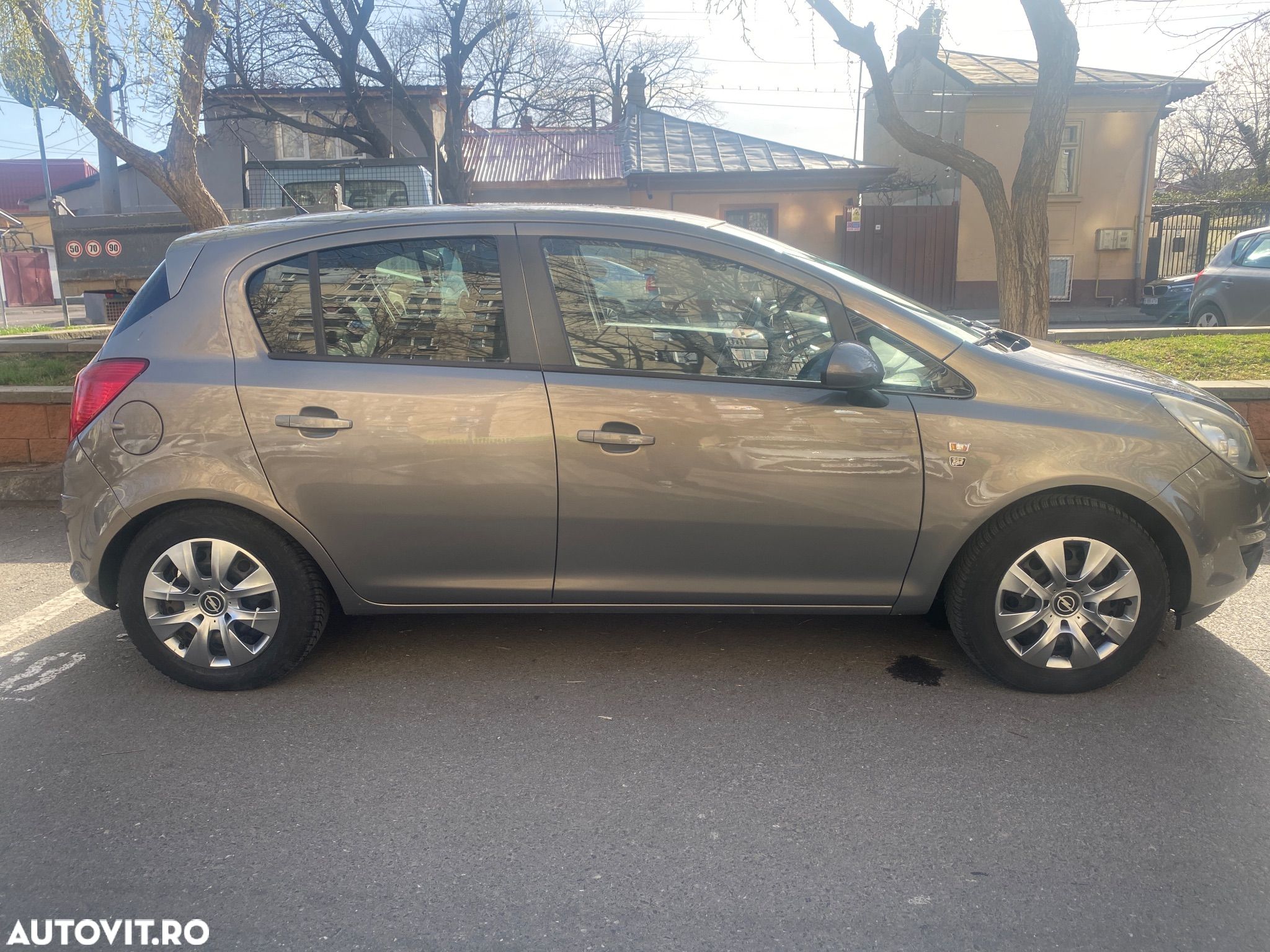 Opel Corsa 1.2 Cosmo - 1