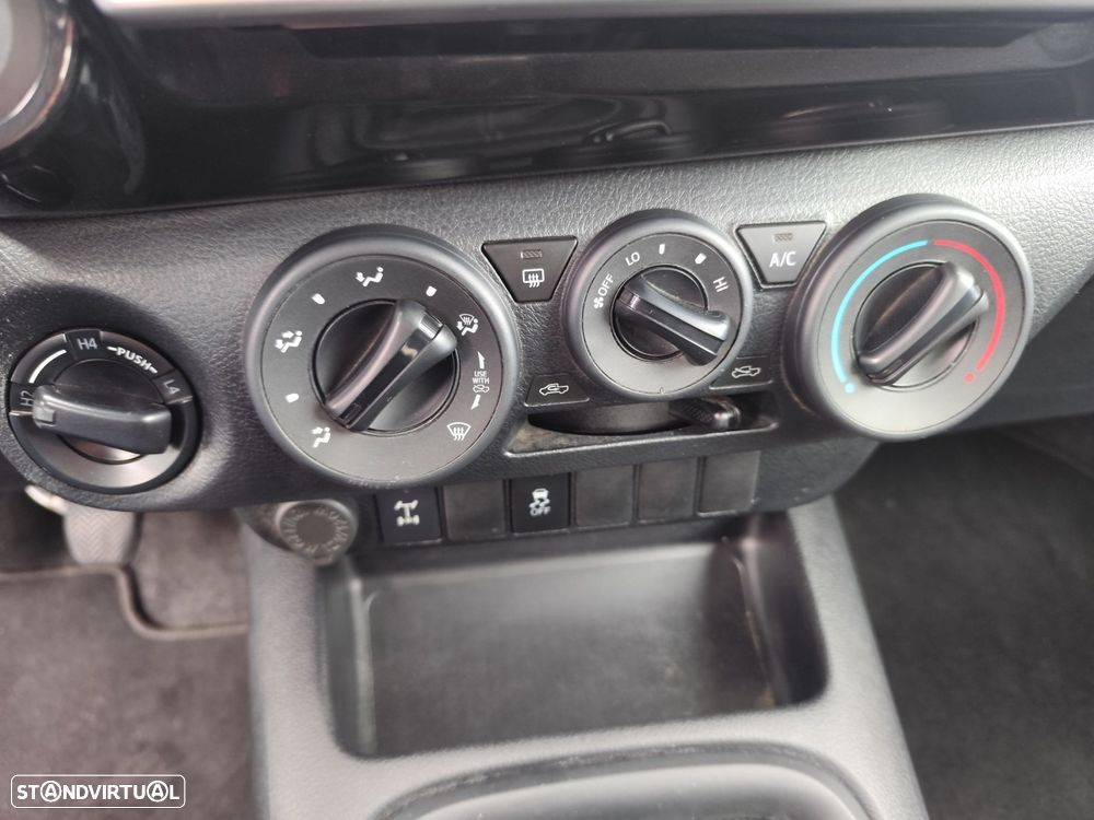 Toyota Hilux 2.4 D-4D 4WD CD Tracker - 26